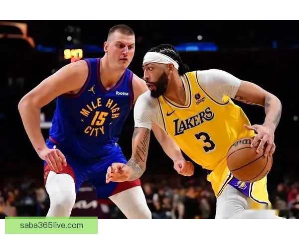 约基奇赛后穿小黄人拖鞋接受采访 曾化身格鲁角色展现幽默风采